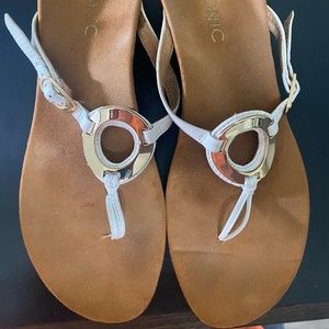 White Vionic Karina heeled sandal with gold trim, Size 8.5 Like new!